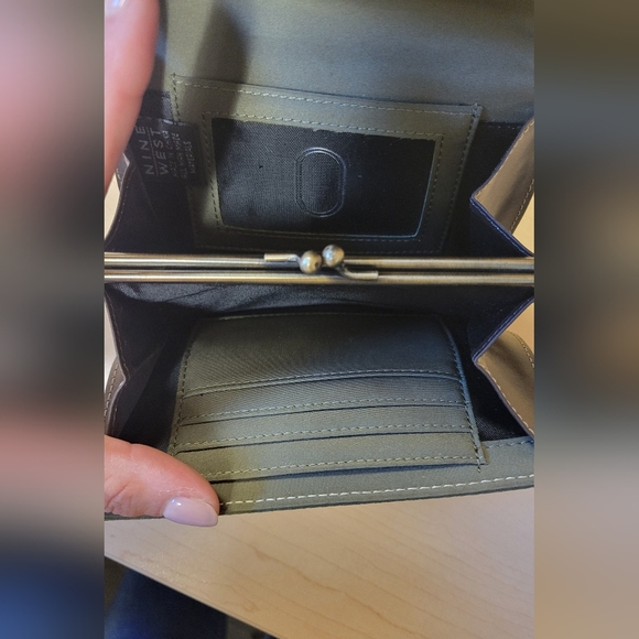 NWT Nine West wristlett amazing quality. - Picture 5 of 7